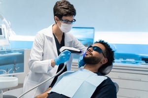 Laserterapia na odontologia: como a PDT auxilia no controle de infecções persistentes
